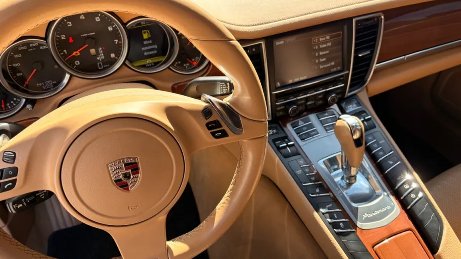 PORSCHE Panamera -