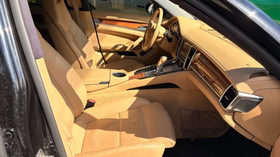 PORSCHE Panamera -