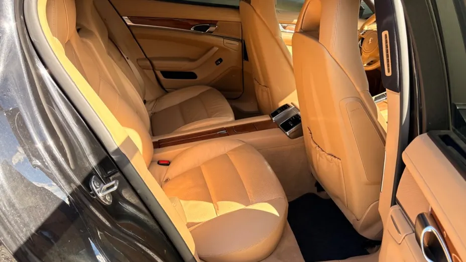 PORSCHE Panamera -