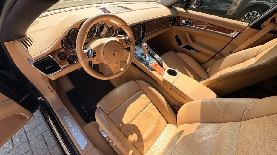 PORSCHE Panamera -