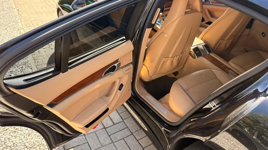 PORSCHE Panamera -
