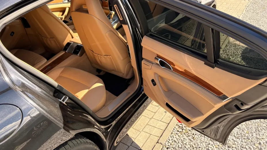 PORSCHE Panamera -