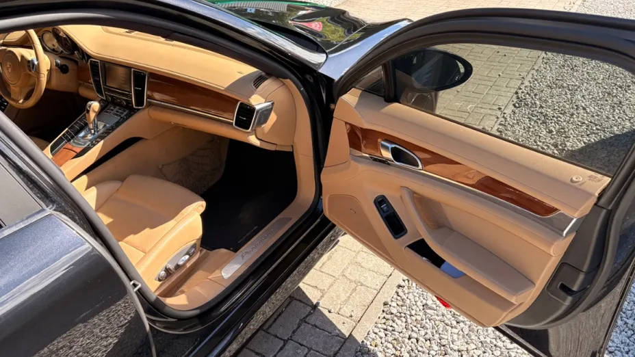 PORSCHE Panamera -