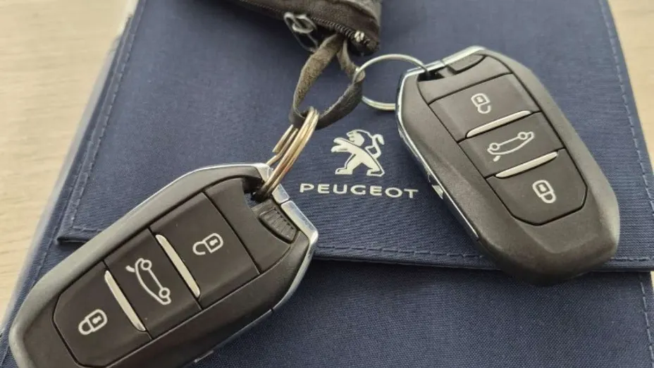 PEUGEOT 3008 -