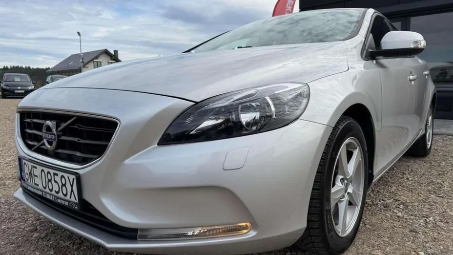 VOLVO V40 -
