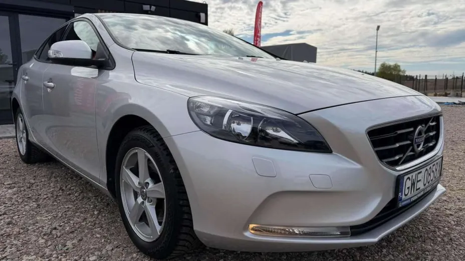 VOLVO V40 -