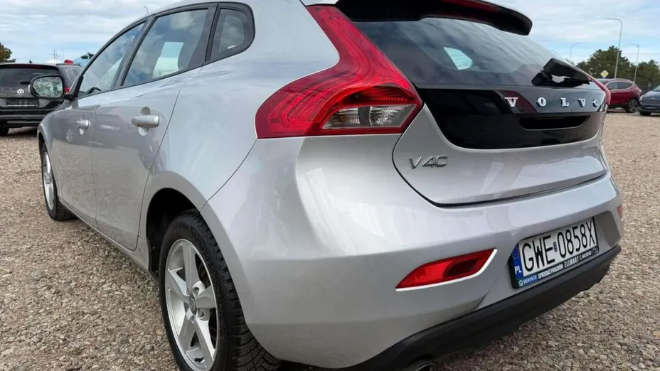 VOLVO V40 -