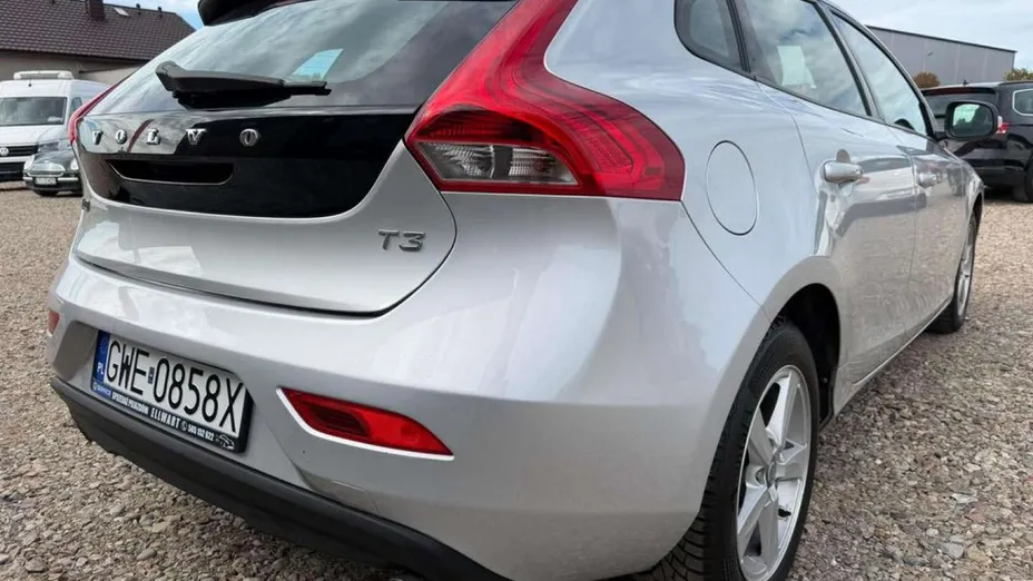 VOLVO V40 -
