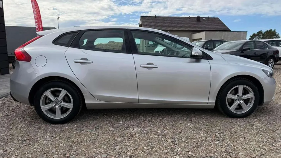 VOLVO V40 -