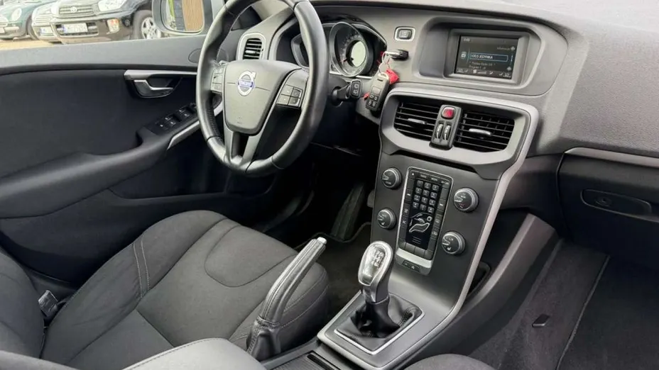 VOLVO V40 -