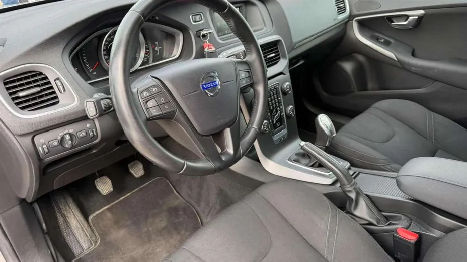 VOLVO V40 -