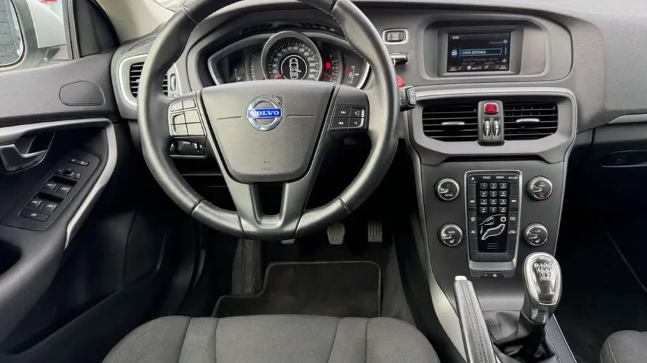 VOLVO V40 -