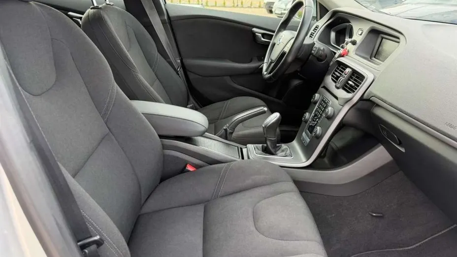 VOLVO V40 -