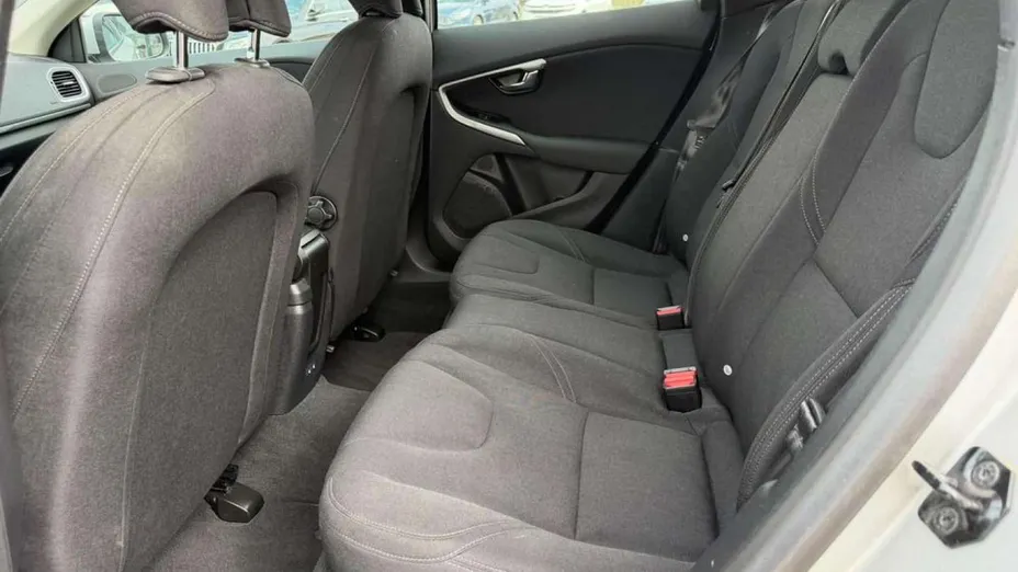 VOLVO V40 -