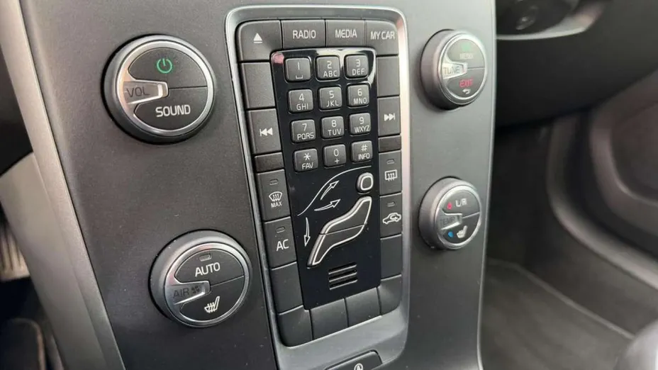 VOLVO V40 -