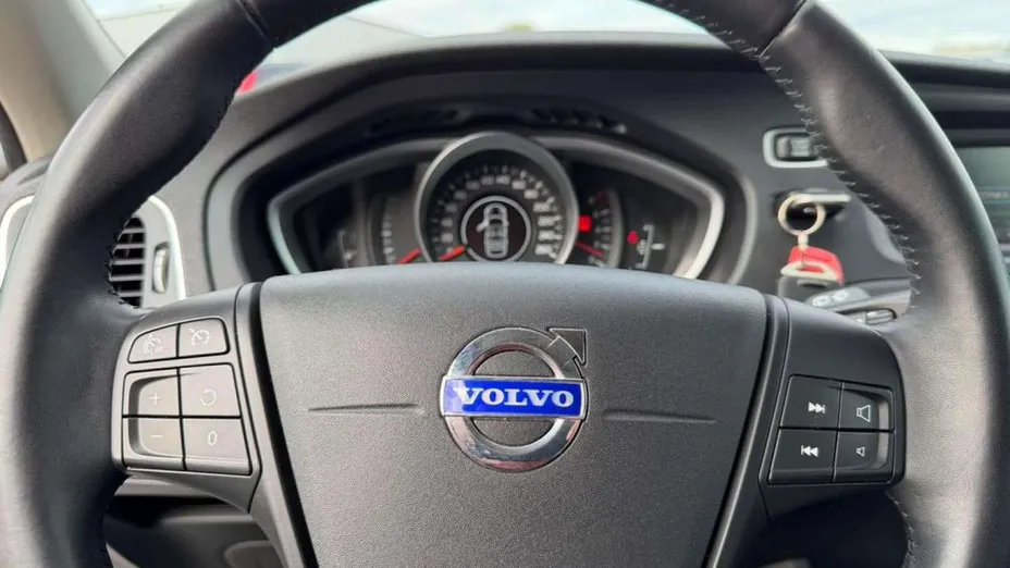 VOLVO V40 -