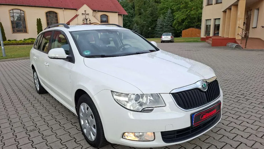 SKODA Superb -