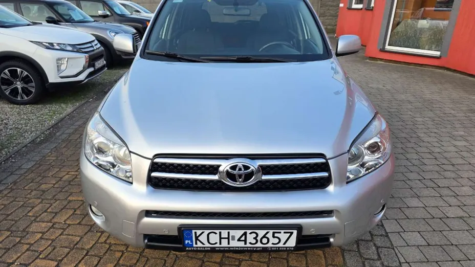 TOYOTA RAV4 -