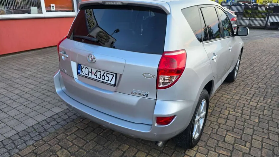 TOYOTA RAV4 -
