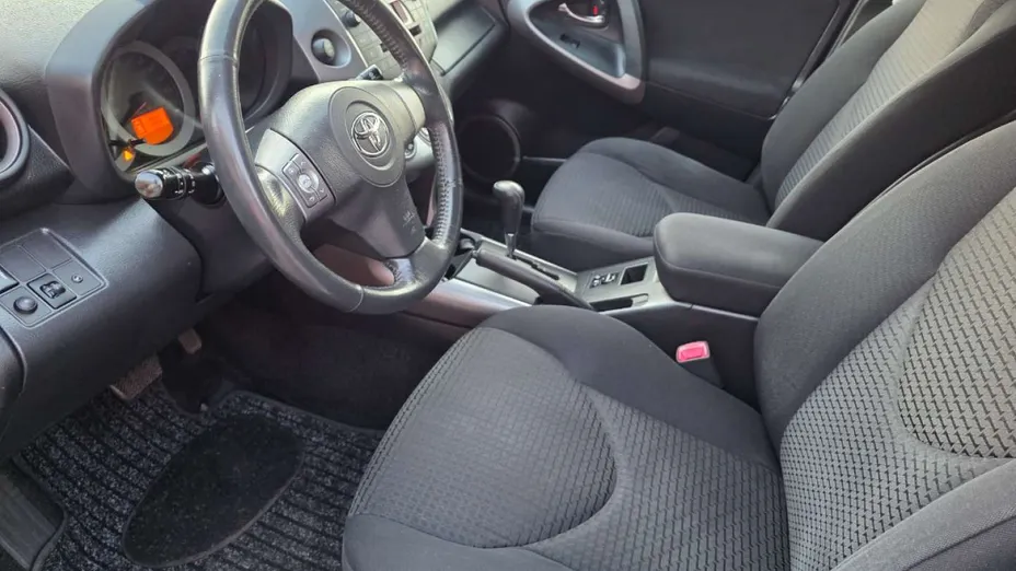 TOYOTA RAV4 -