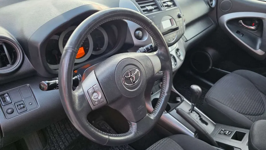 TOYOTA RAV4 -