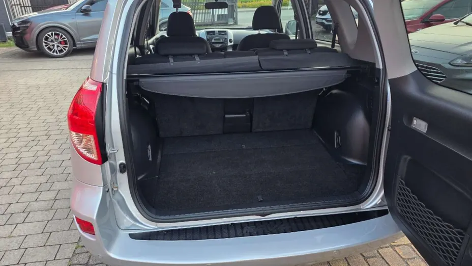 TOYOTA RAV4 -