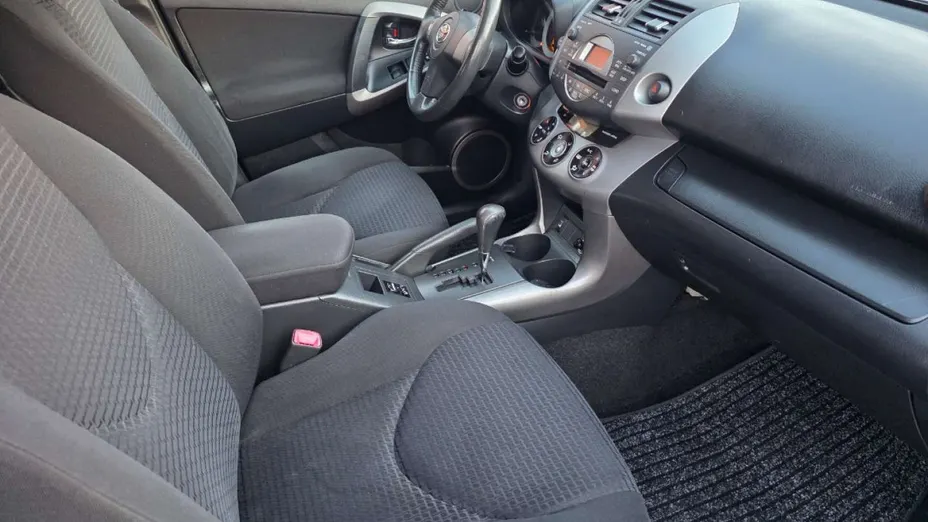TOYOTA RAV4 -