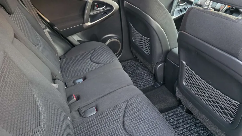 TOYOTA RAV4 -
