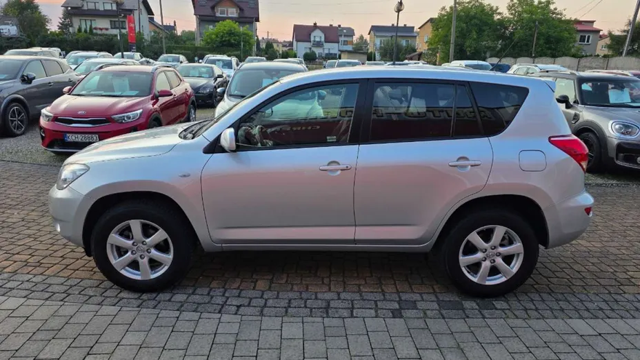 TOYOTA RAV4 -