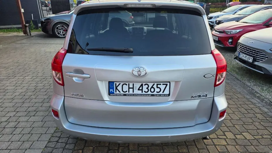 TOYOTA RAV4 -