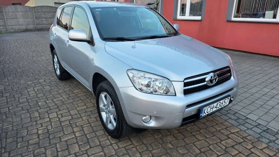 TOYOTA RAV4 -