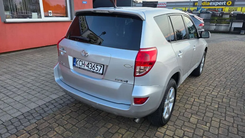 TOYOTA RAV4 -
