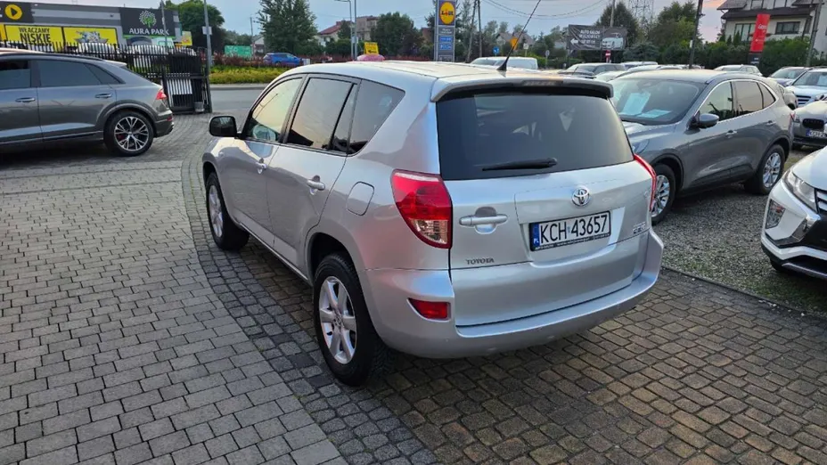 TOYOTA RAV4 -