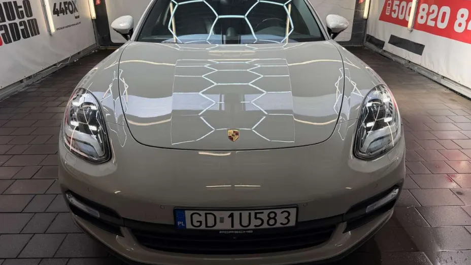 PORSCHE Panamera -