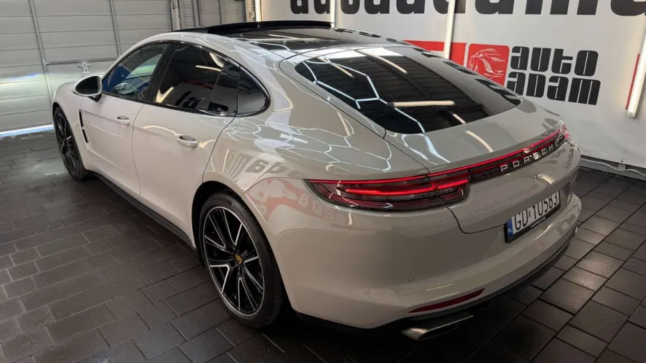 PORSCHE Panamera -