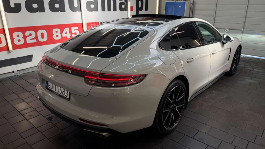 PORSCHE Panamera -