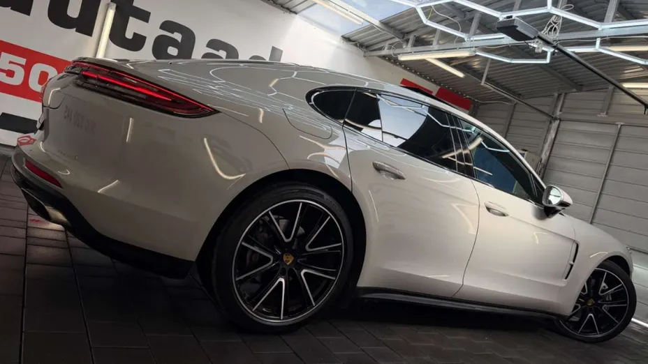 PORSCHE Panamera -