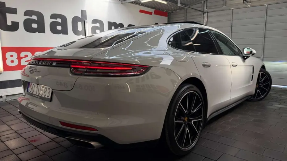 PORSCHE Panamera -