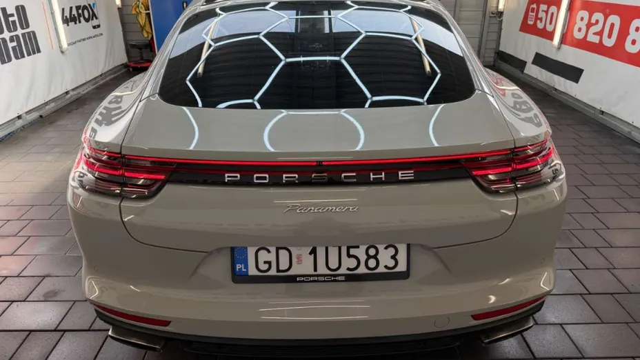 PORSCHE Panamera -