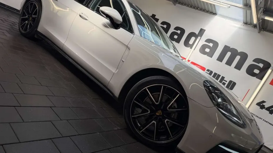 PORSCHE Panamera -
