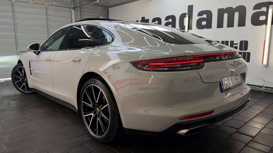 PORSCHE Panamera -