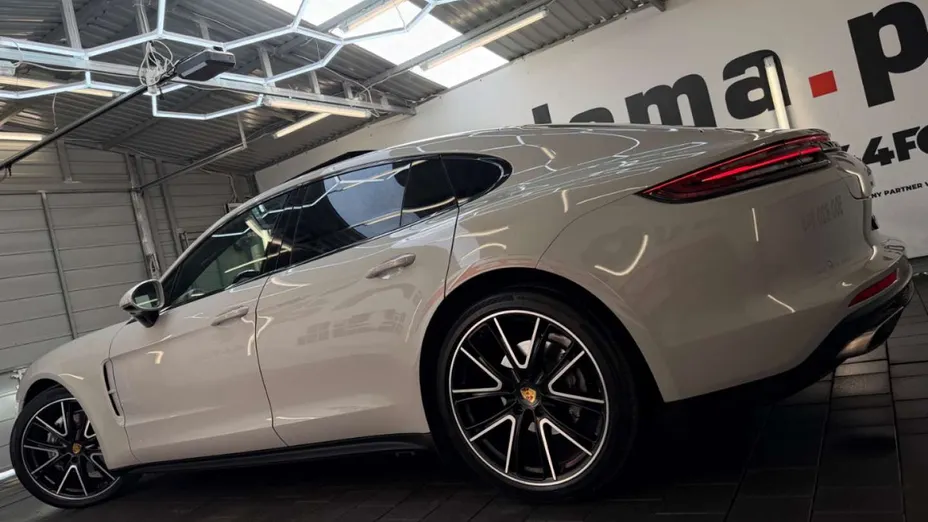 PORSCHE Panamera -