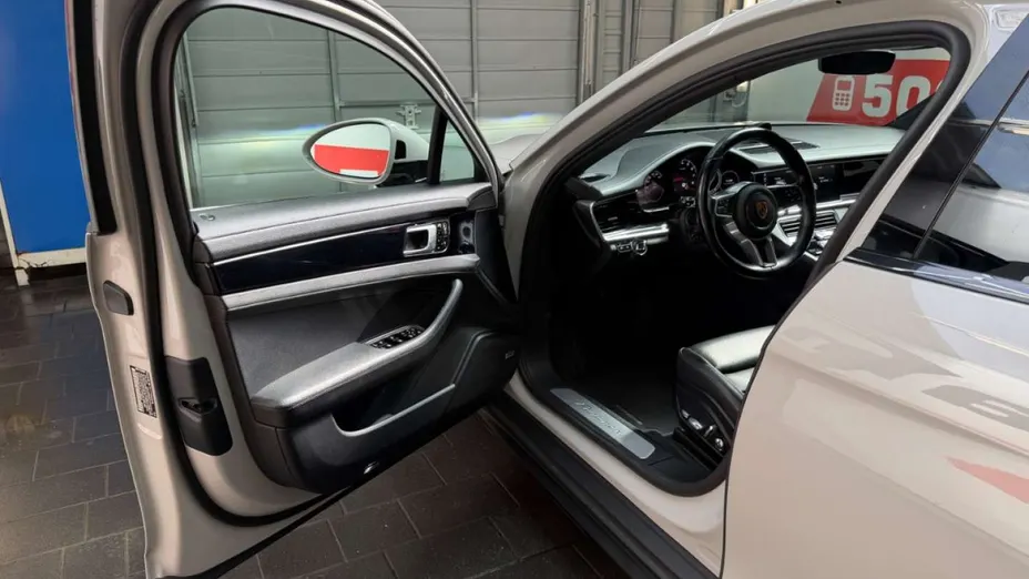 PORSCHE Panamera -