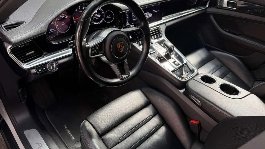 PORSCHE Panamera -