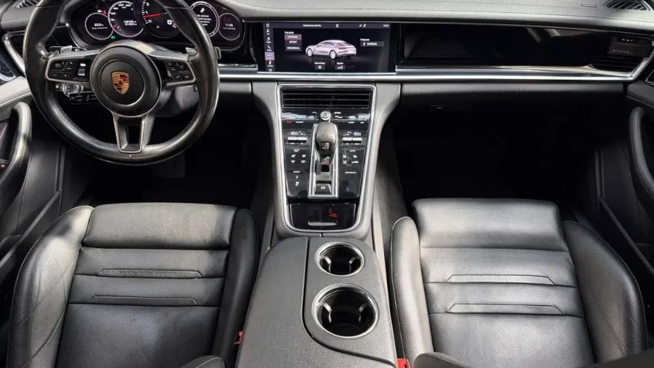 PORSCHE Panamera -