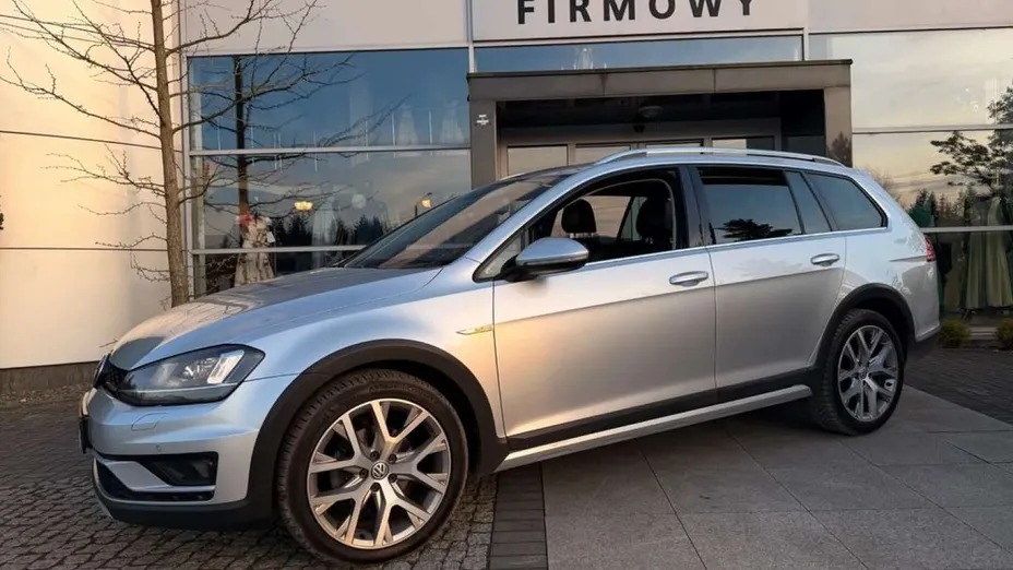 VOLKSWAGEN Golf -