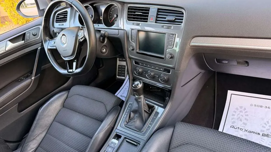 VOLKSWAGEN Golf -