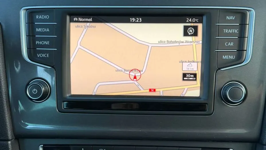 VOLKSWAGEN Golf -
