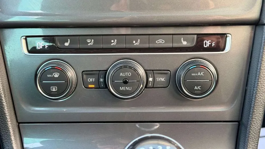 VOLKSWAGEN Golf -