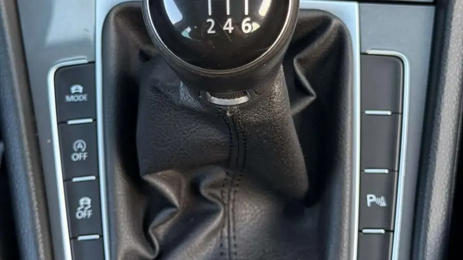 VOLKSWAGEN Golf -